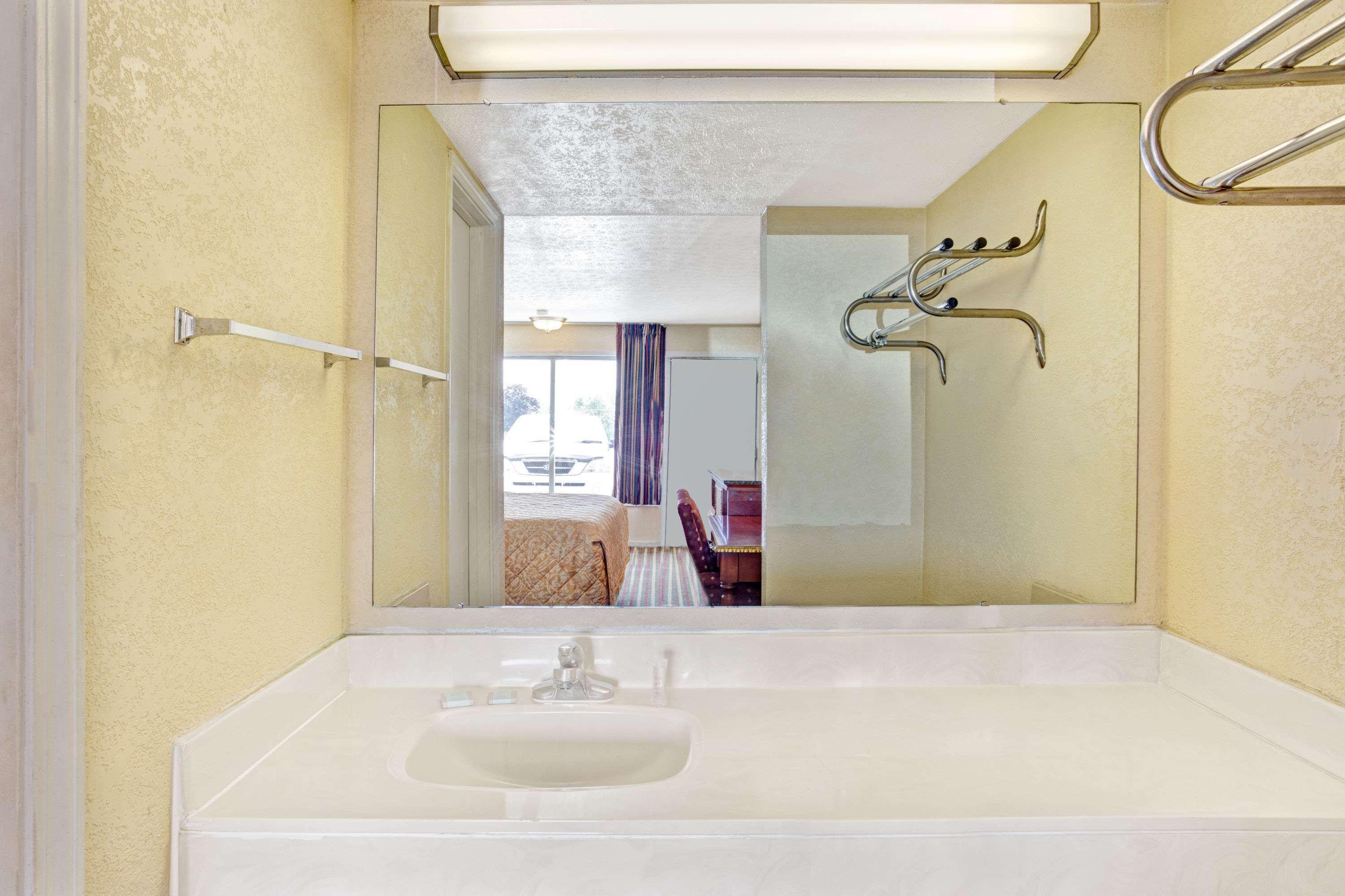 Travelodge By Wyndham Sellersburg Luaran gambar
